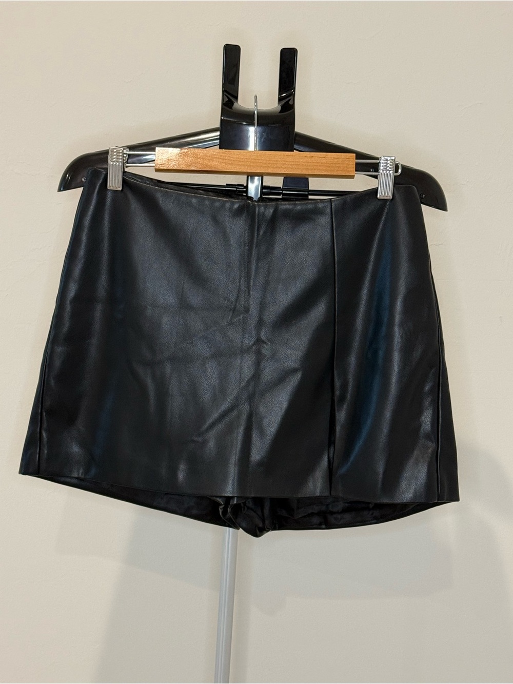 7 For All Mankind Black Faux Leather Skort Size M - Picture 3 of 12